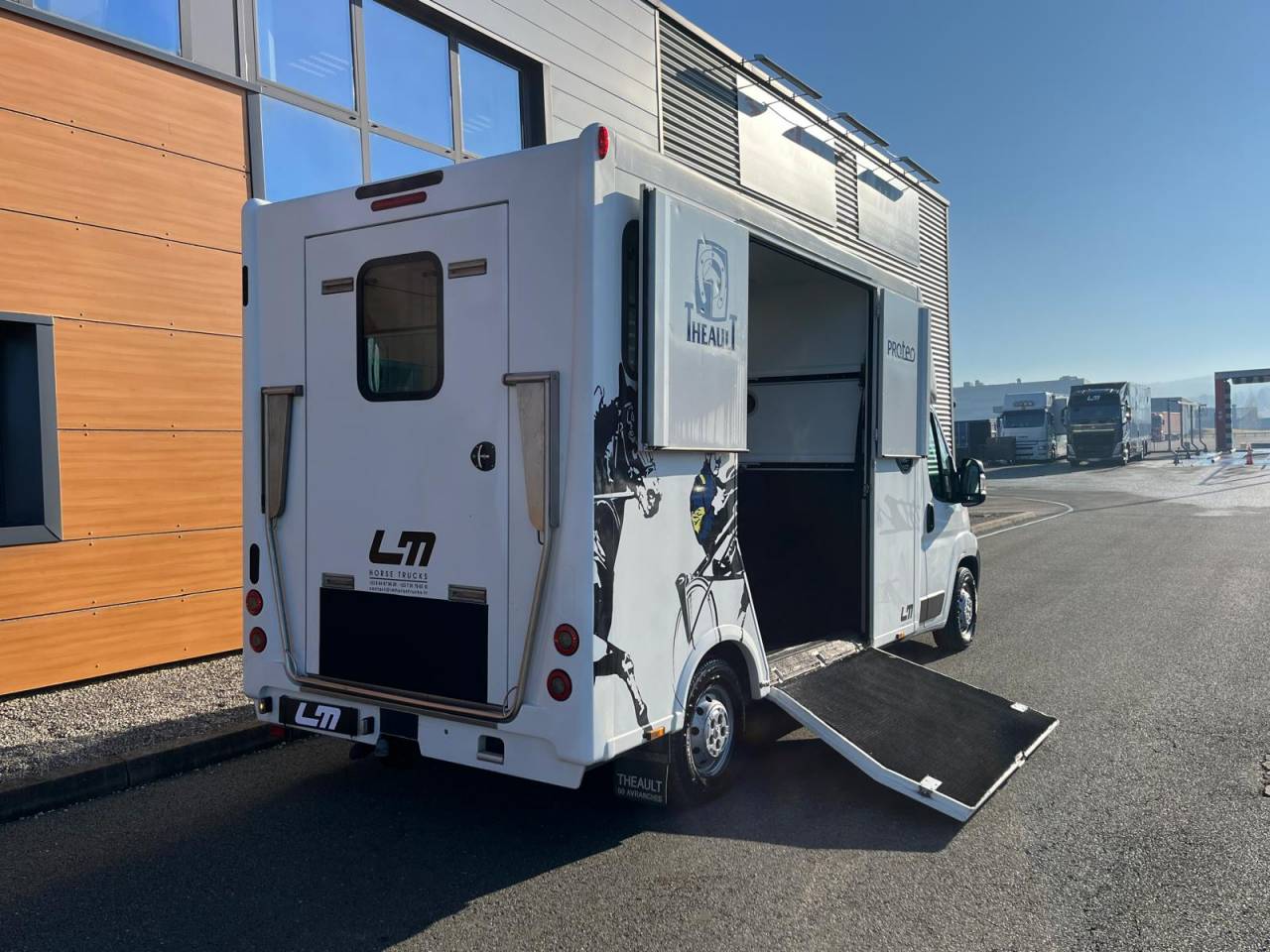 Furgoneta para caballos Theault VL BOXER THEAULT PROTEO 2014 De segunda mano