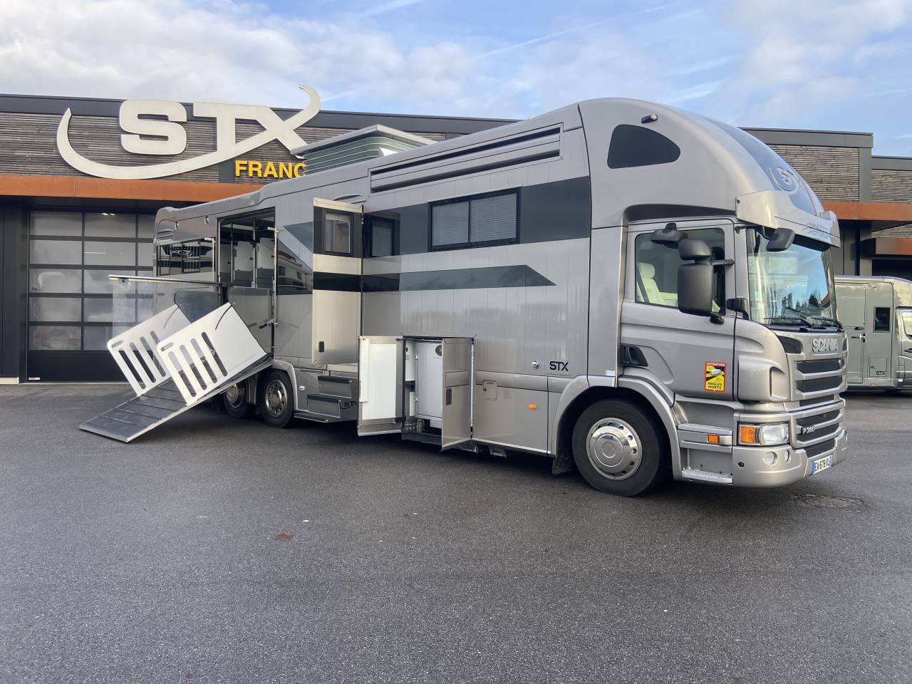 Camión para caballos STX  2013 De segunda mano