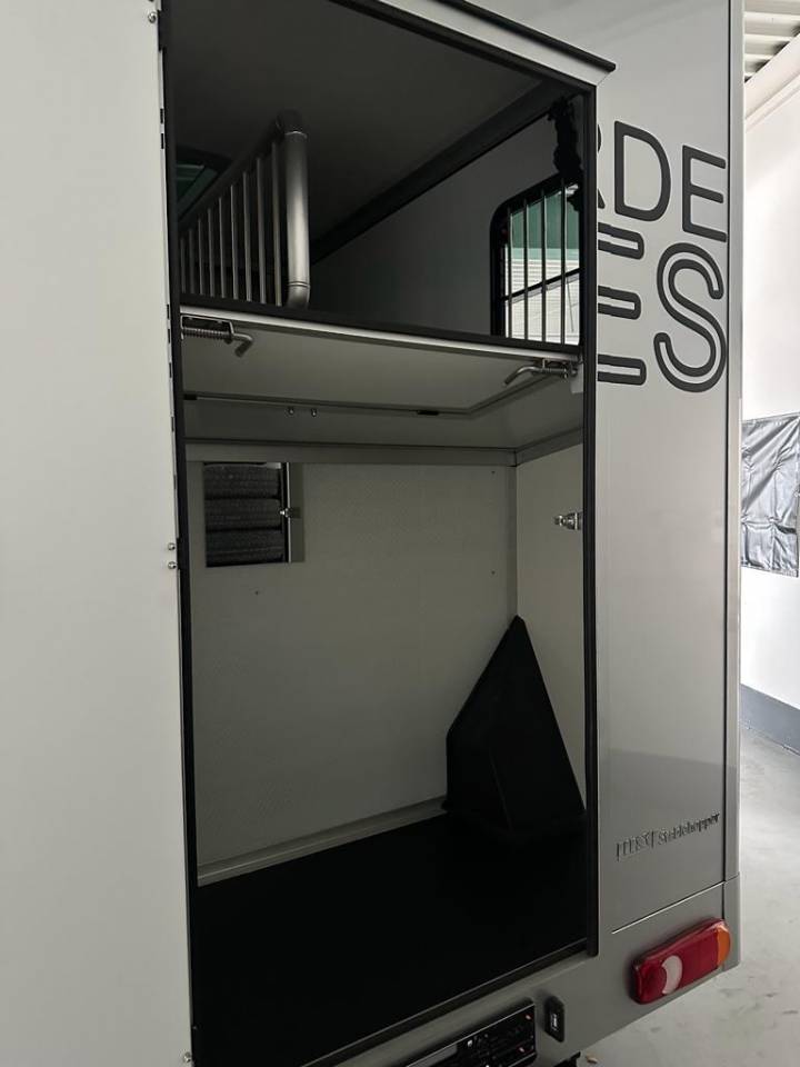 Furgoneta para caballos Otra marca NISSAN 0 Nuevo