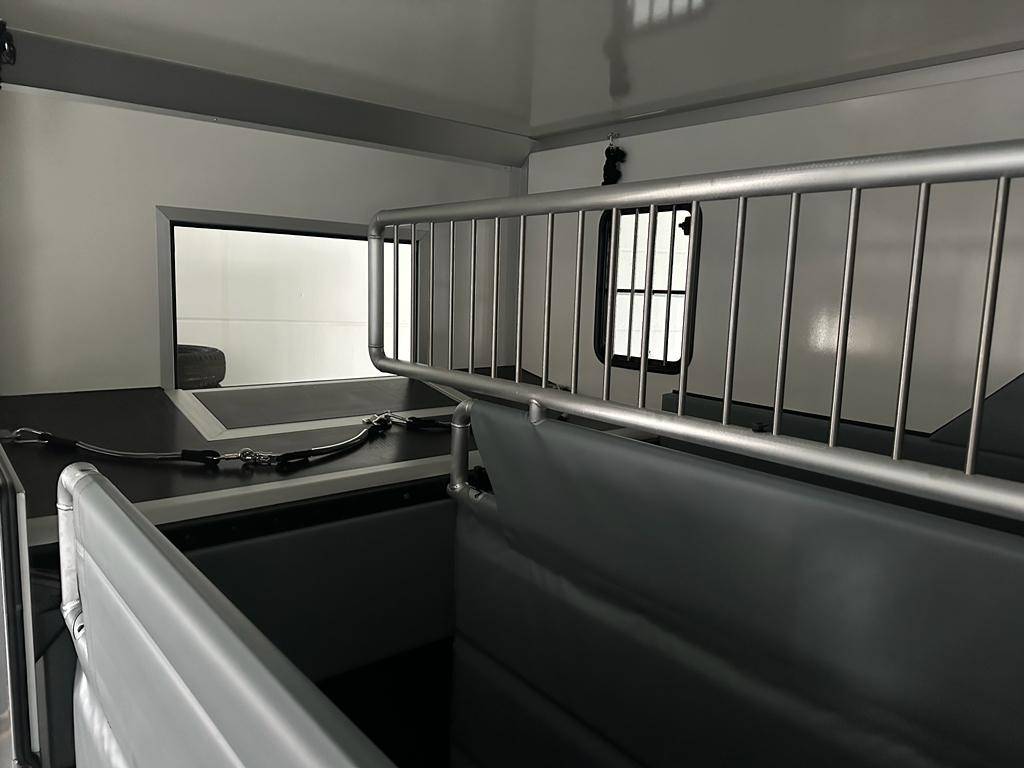 Furgoneta para caballos Otra marca NISSAN 0 Nuevo