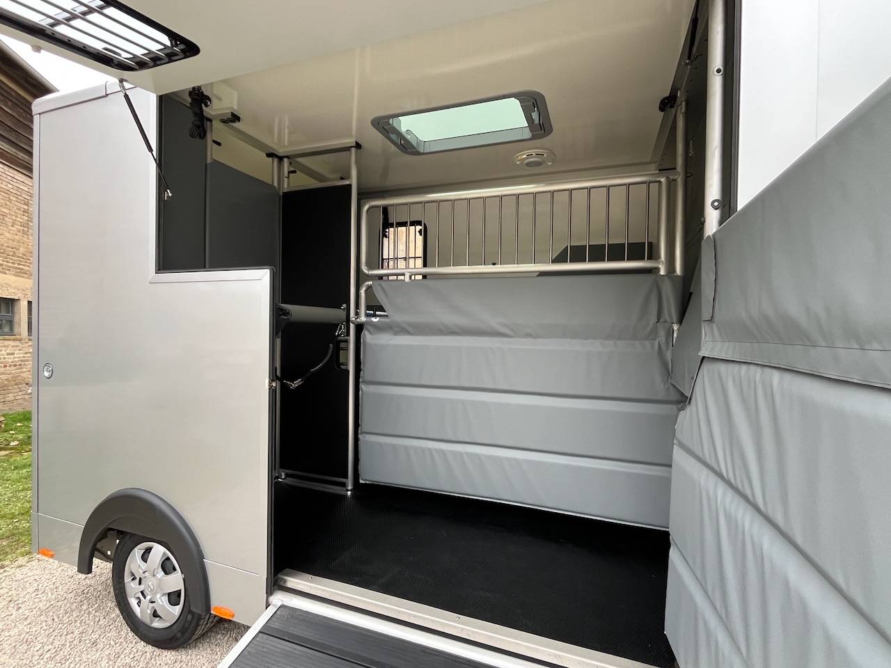 Furgoneta para caballos Otra marca NISSAN 0 Nuevo