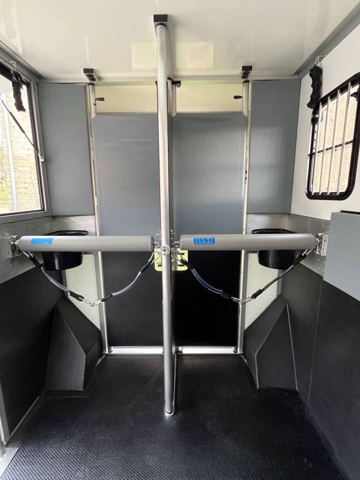 Furgoneta para caballos Otra marca NISSAN 0 Nuevo