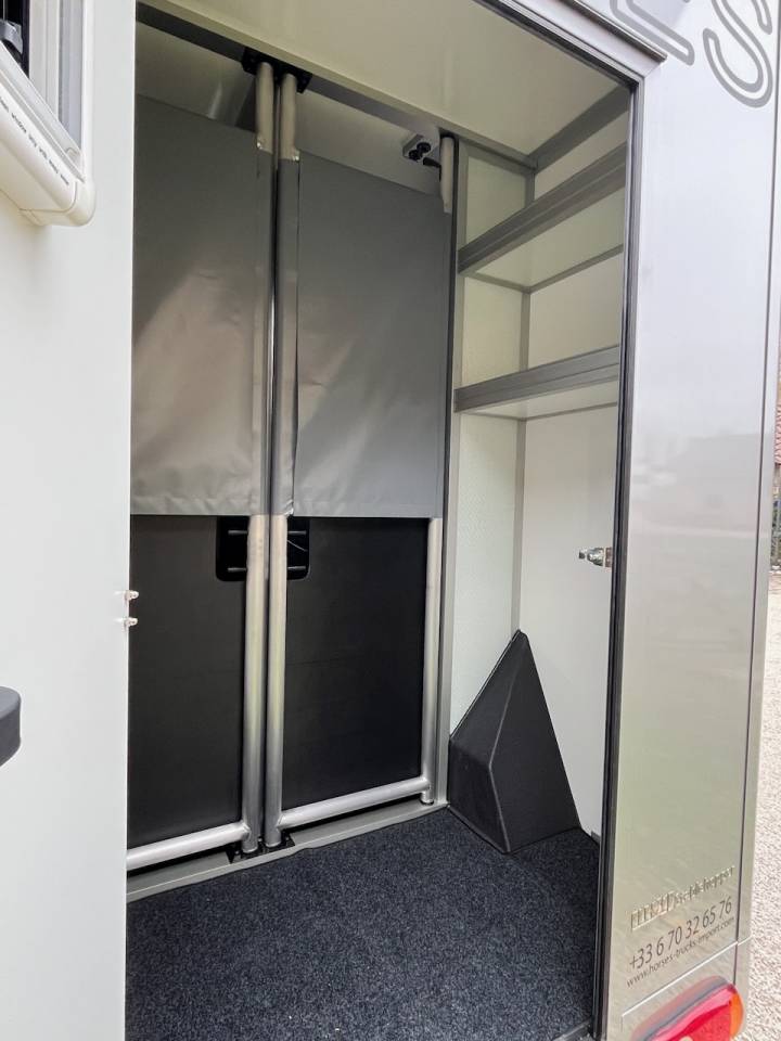 Furgoneta para caballos Otra marca NISSAN 0 Nuevo