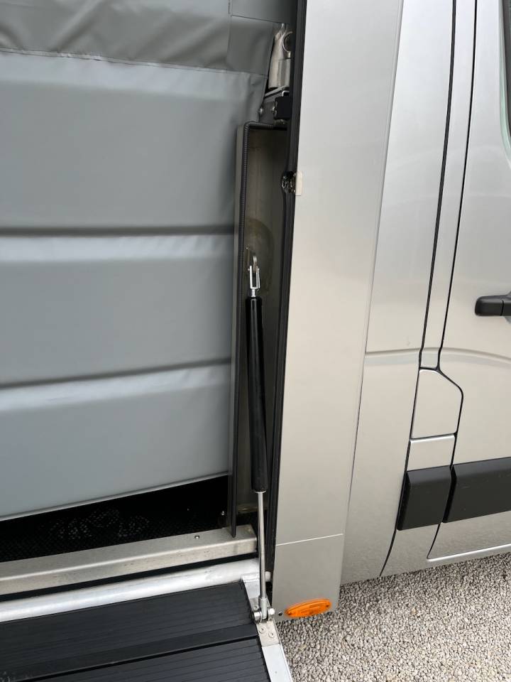 Furgoneta para caballos Otra marca NISSAN 0 Nuevo