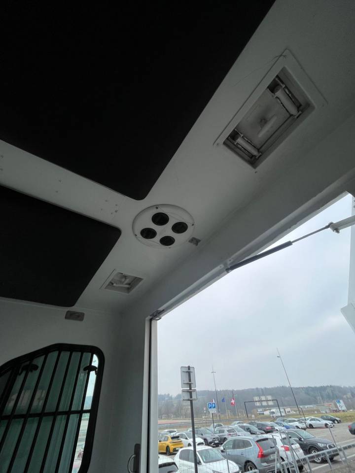 Furgoneta para caballos Theault PROTEO 5 PLACES 2011 De segunda mano