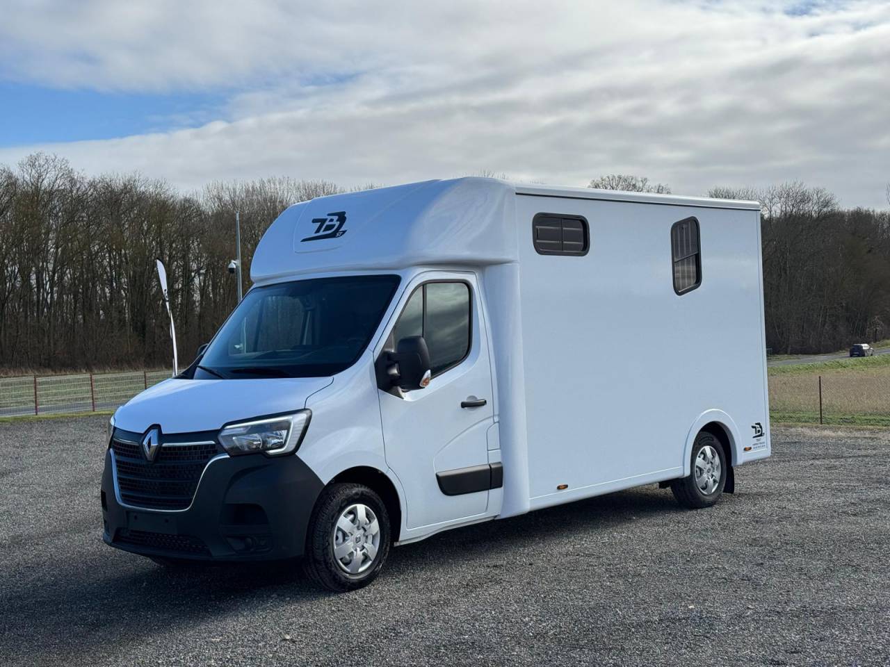 Furgoneta para caballos TBST Renault Master 2025 Nuevo