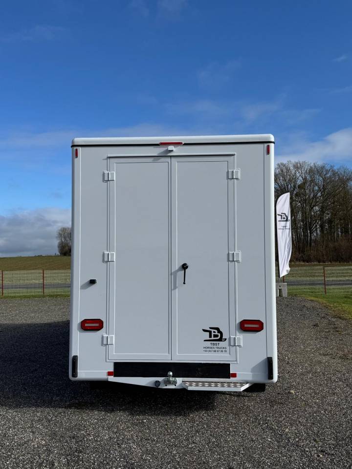 Furgoneta para caballos TBST Renault Master 2025 Nuevo