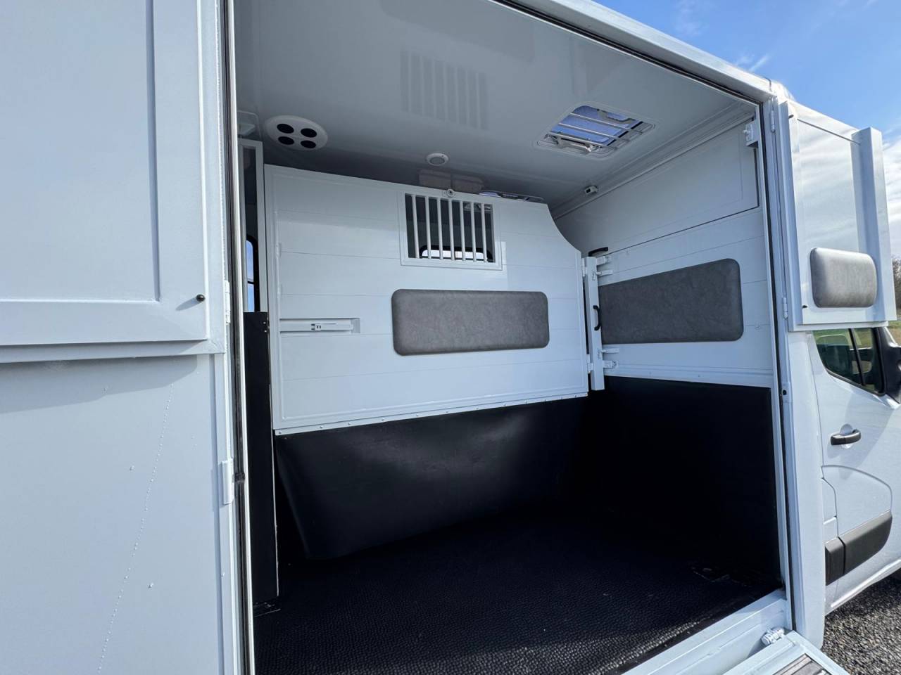 Furgoneta para caballos TBST Renault Master 2025 Nuevo