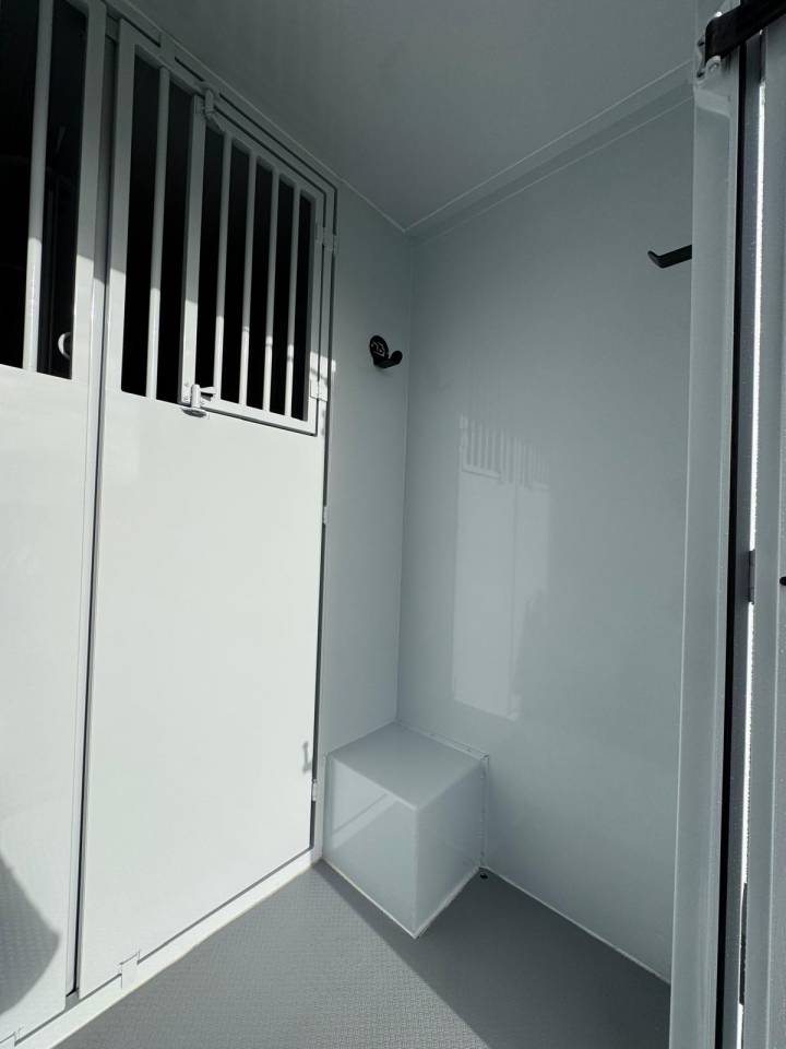 Furgoneta para caballos TBST Renault Master 2025 Nuevo