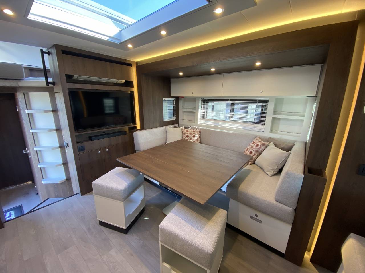 Camión para caballos STX  2025 Nuevo