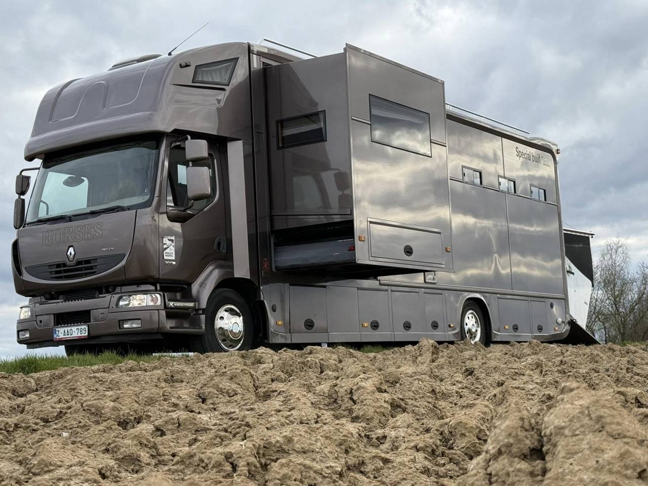 Camión para caballos Renault midlum 300 cv 2013 De segunda mano