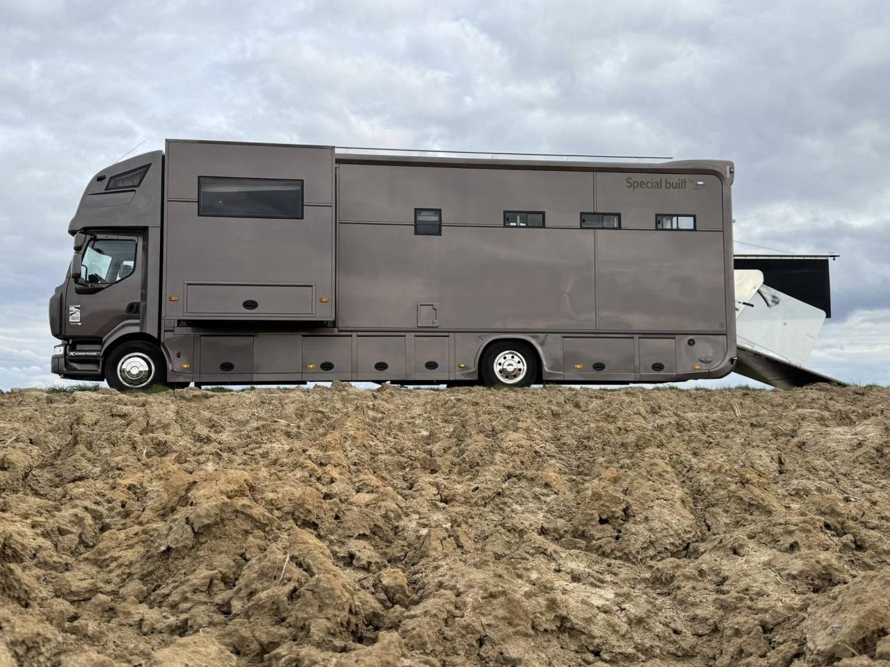 Camión para caballos Renault midlum 300 cv 2013 De segunda mano