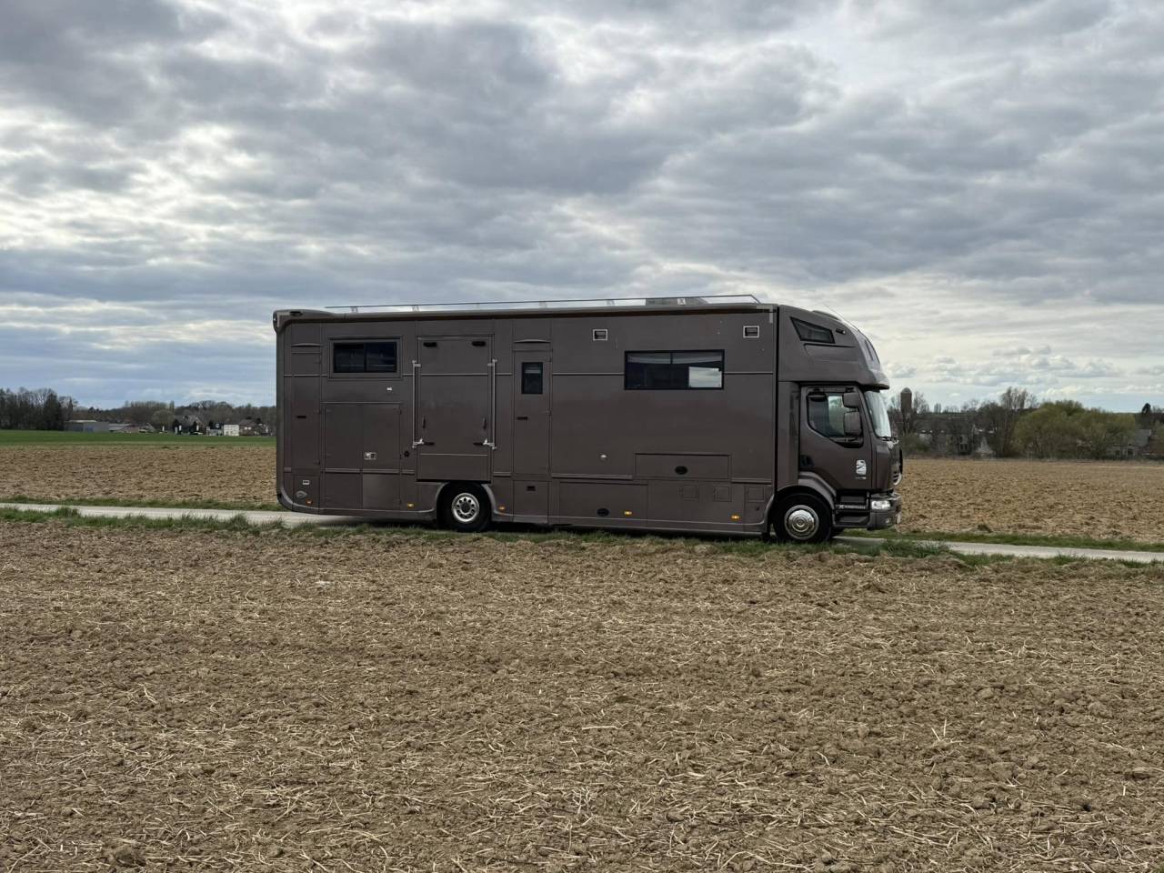 Camión para caballos Renault midlum 300 cv 2013 De segunda mano