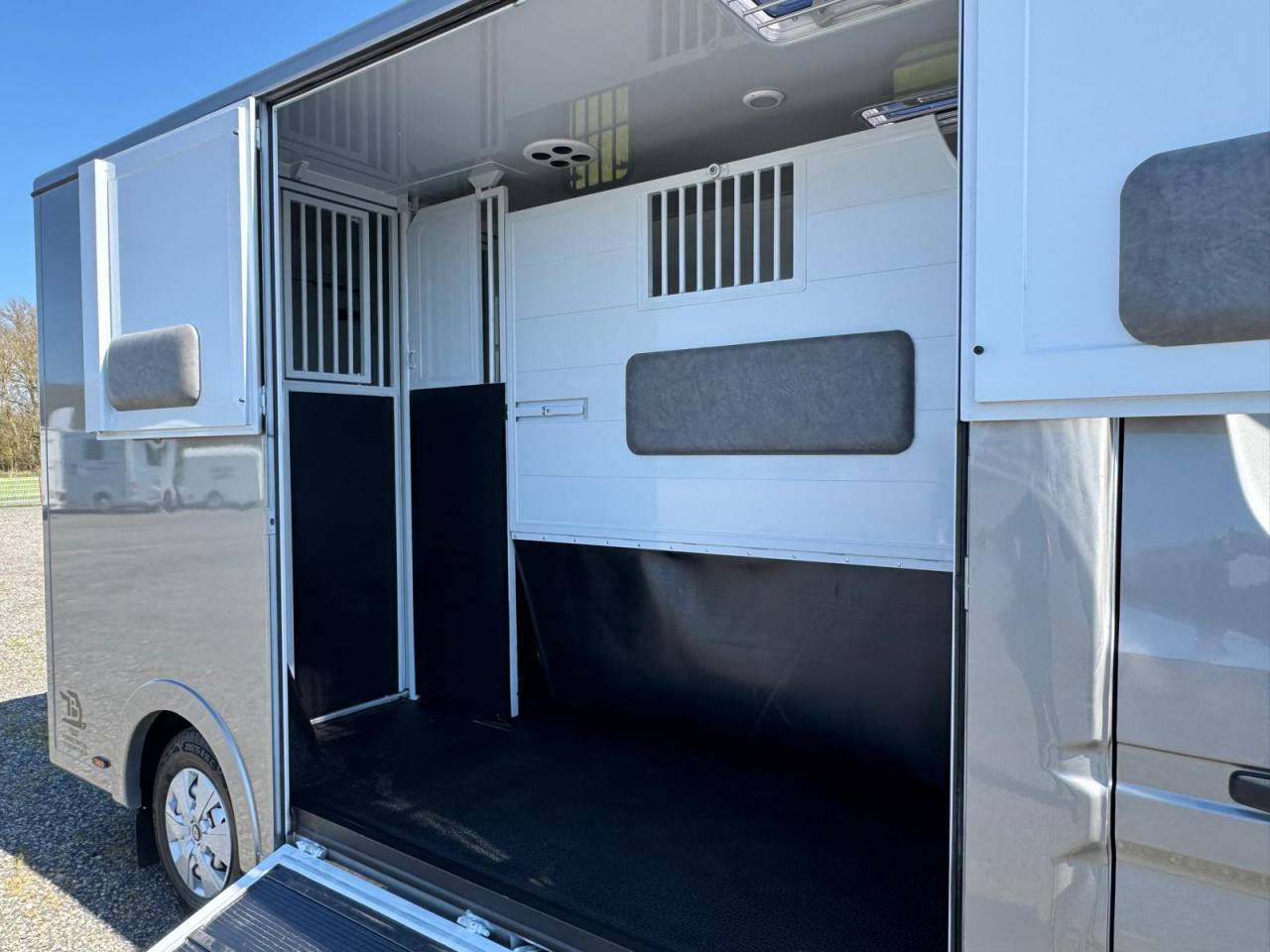 Furgoneta para caballos TBST Renault Master 2025 Nuevo