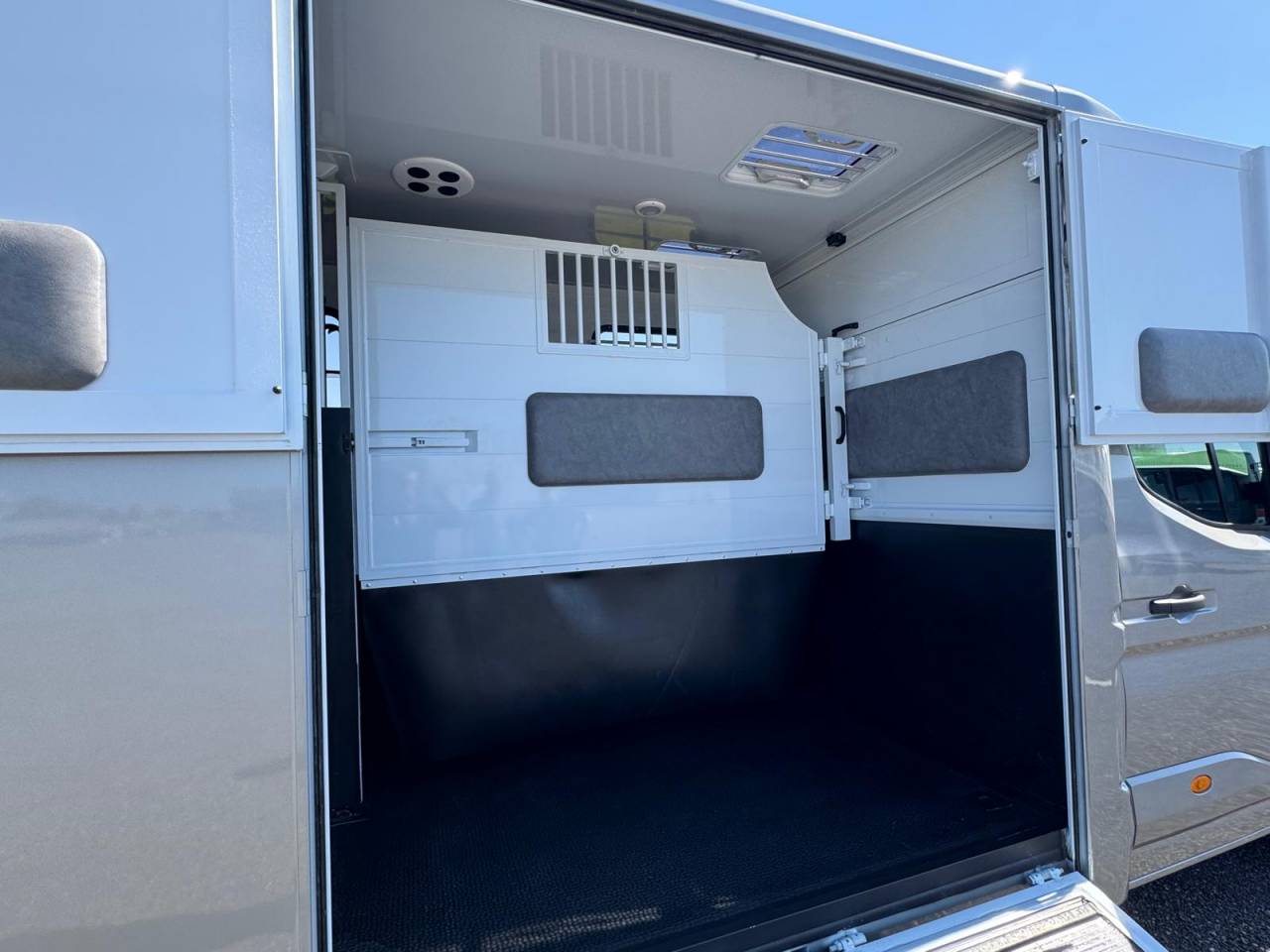 Furgoneta para caballos TBST Renault Master 2025 Nuevo