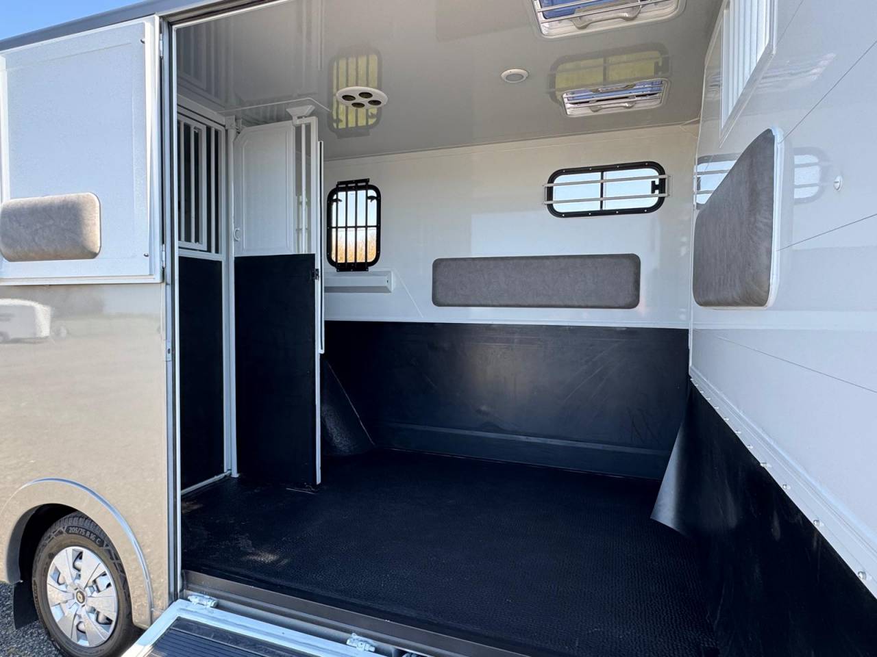 Furgoneta para caballos TBST Renault Master 2025 Nuevo