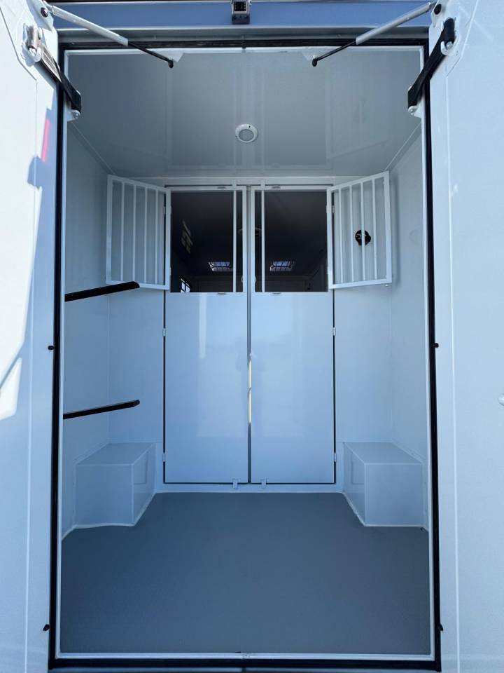 Furgoneta para caballos TBST Renault Master 2025 Nuevo