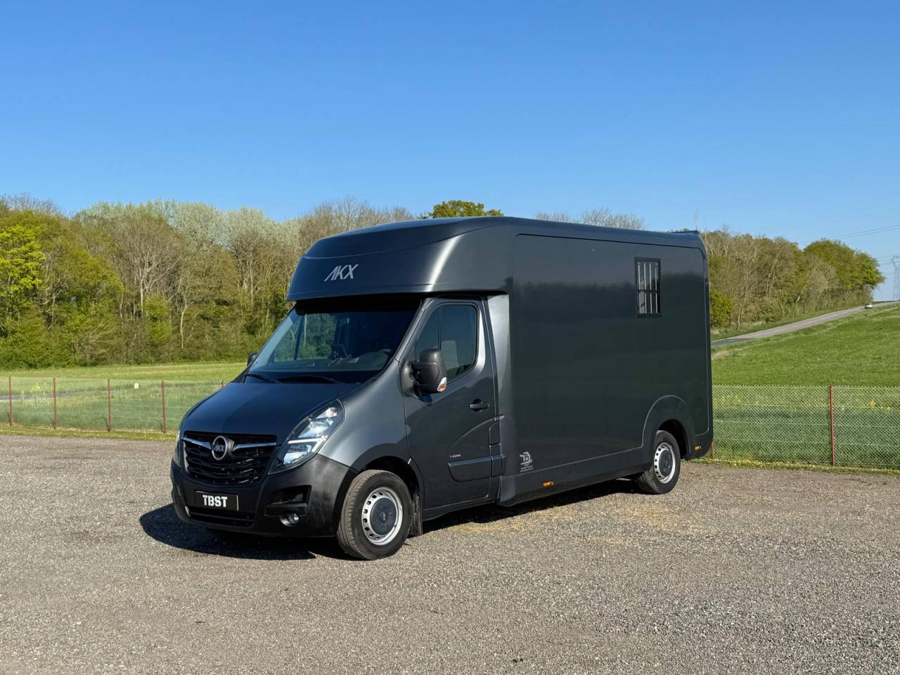 Furgoneta para caballos AKX Renault 2021 De segunda mano