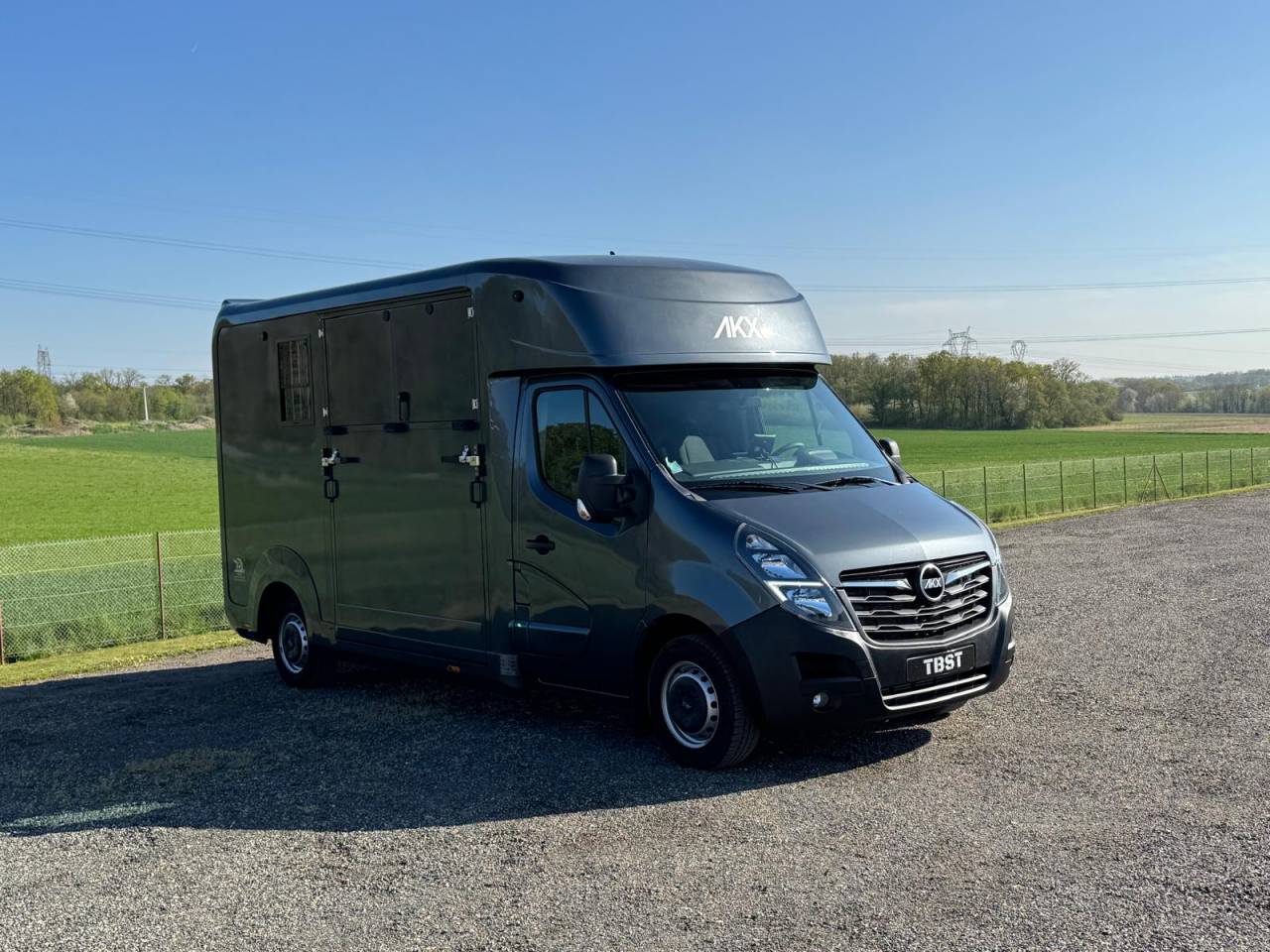 Furgoneta para caballos AKX Renault 2021 De segunda mano