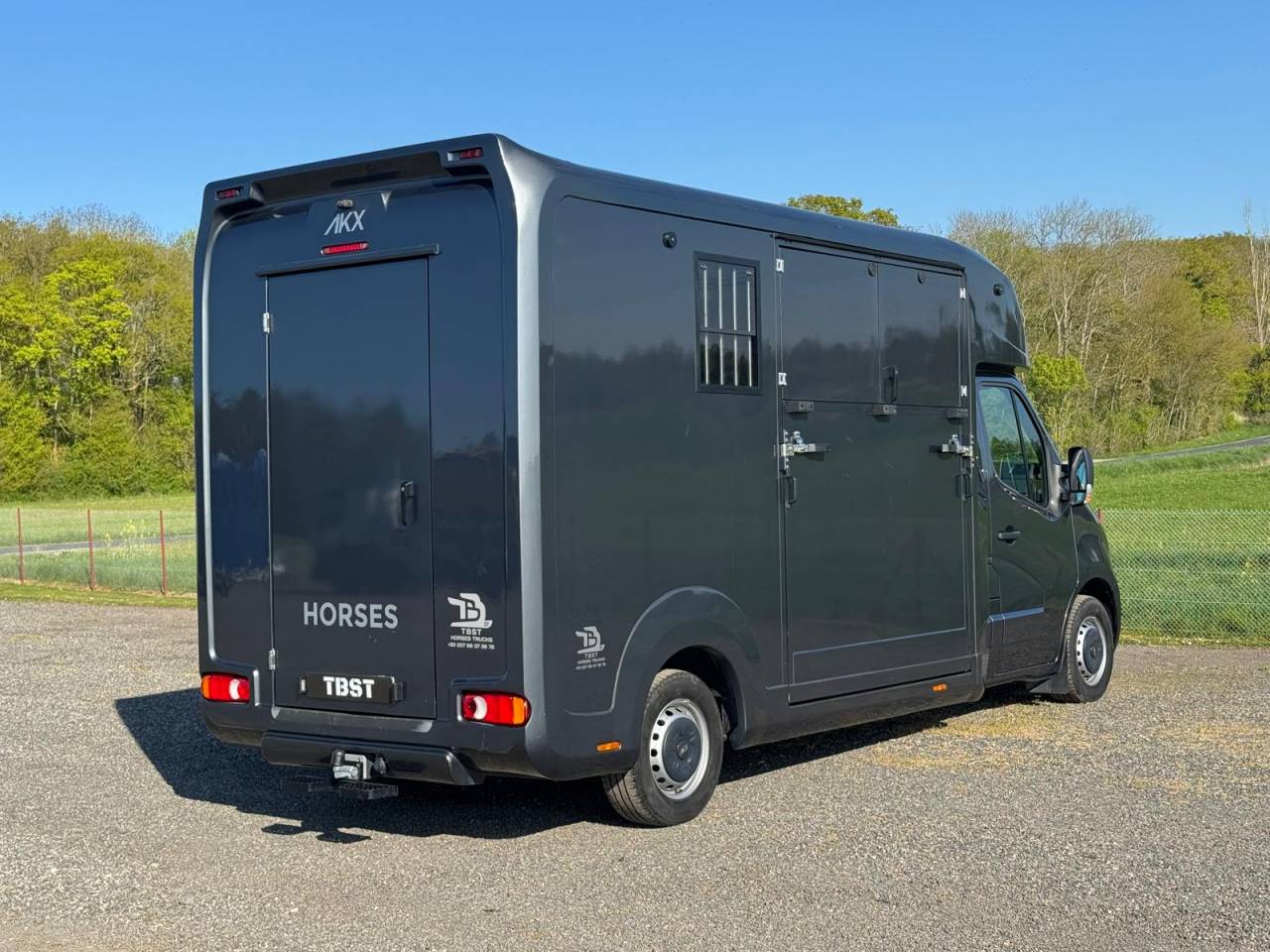 Furgoneta para caballos AKX Renault 2021 De segunda mano