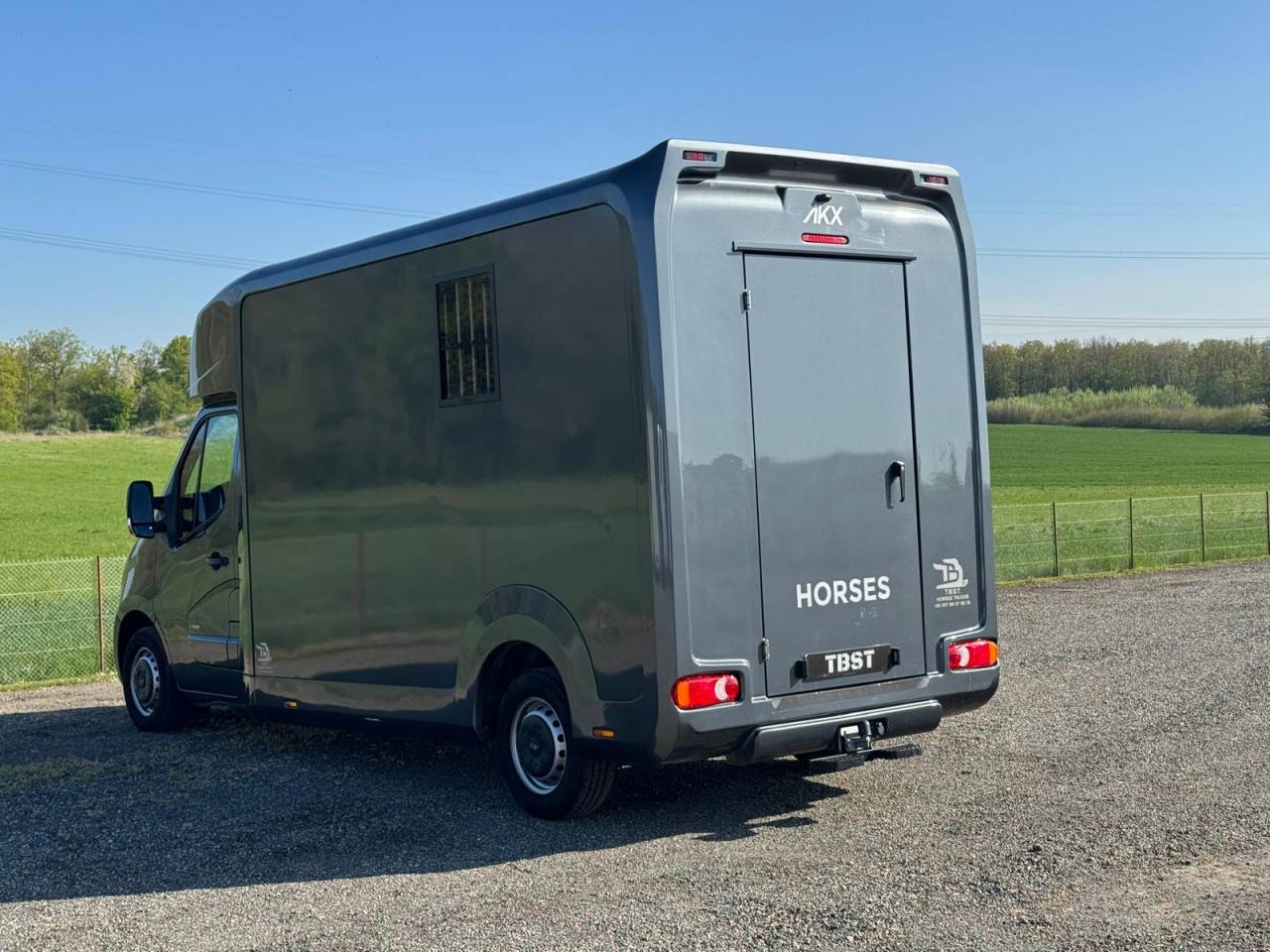 Furgoneta para caballos AKX Renault 2021 De segunda mano