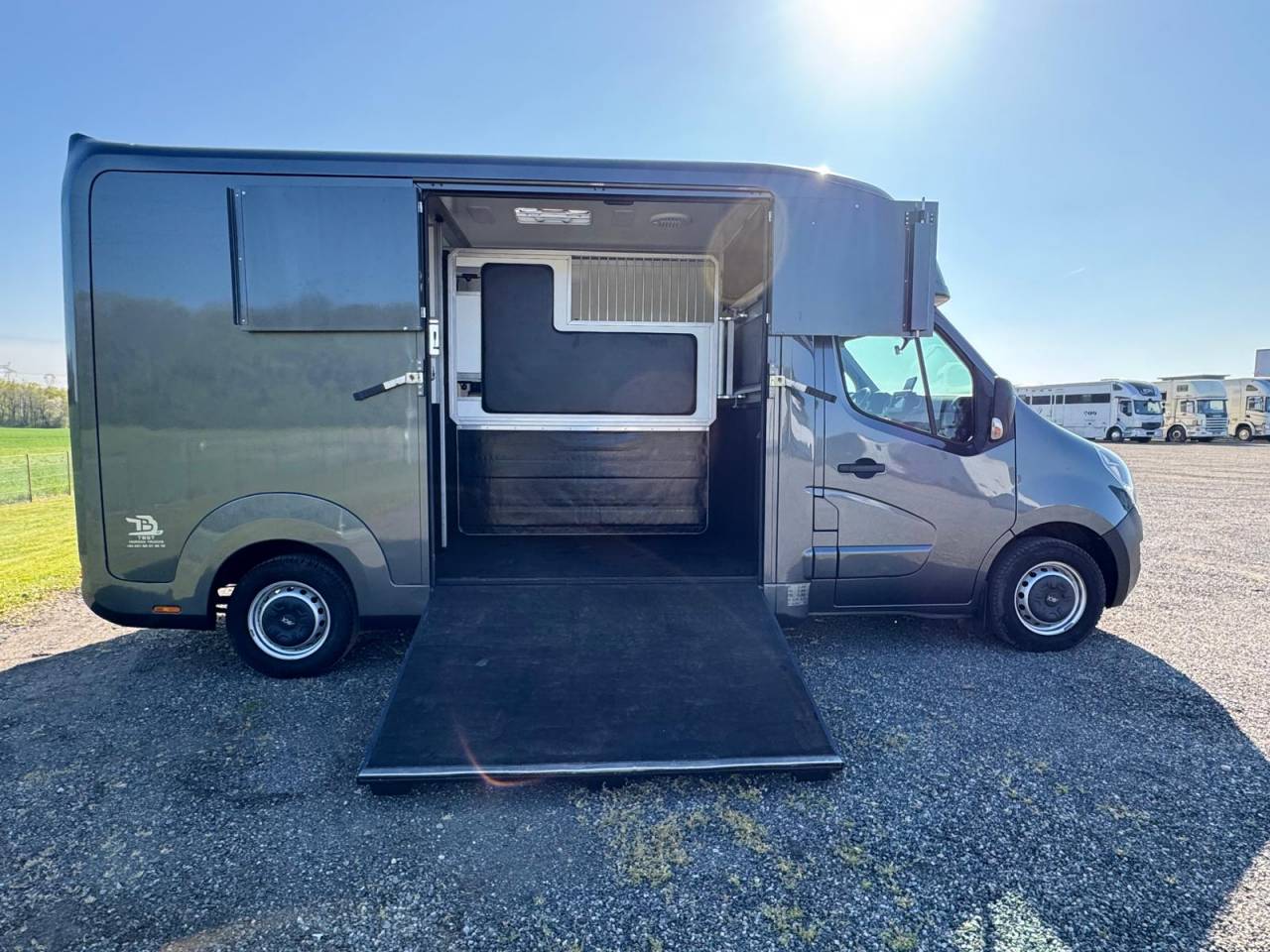 Furgoneta para caballos AKX Renault 2021 De segunda mano