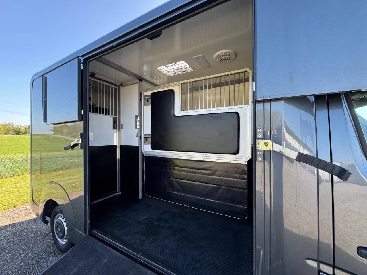 Furgoneta para caballos AKX Renault 2021 De segunda mano