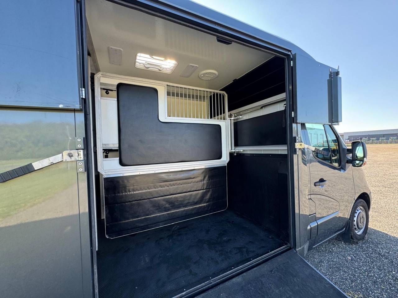 Furgoneta para caballos AKX Renault 2021 De segunda mano