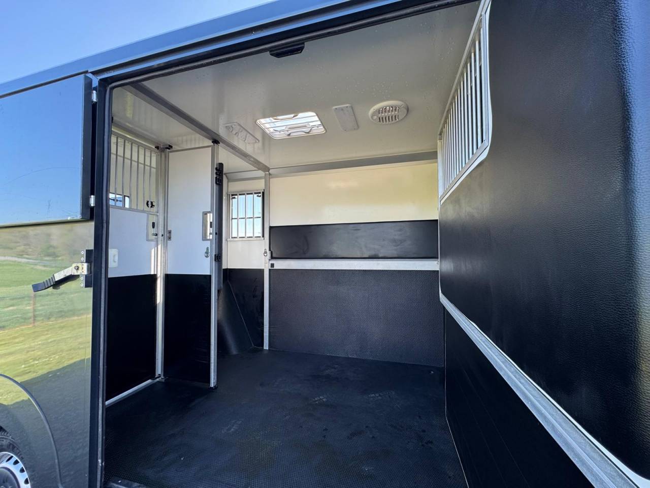 Furgoneta para caballos AKX Renault 2021 De segunda mano