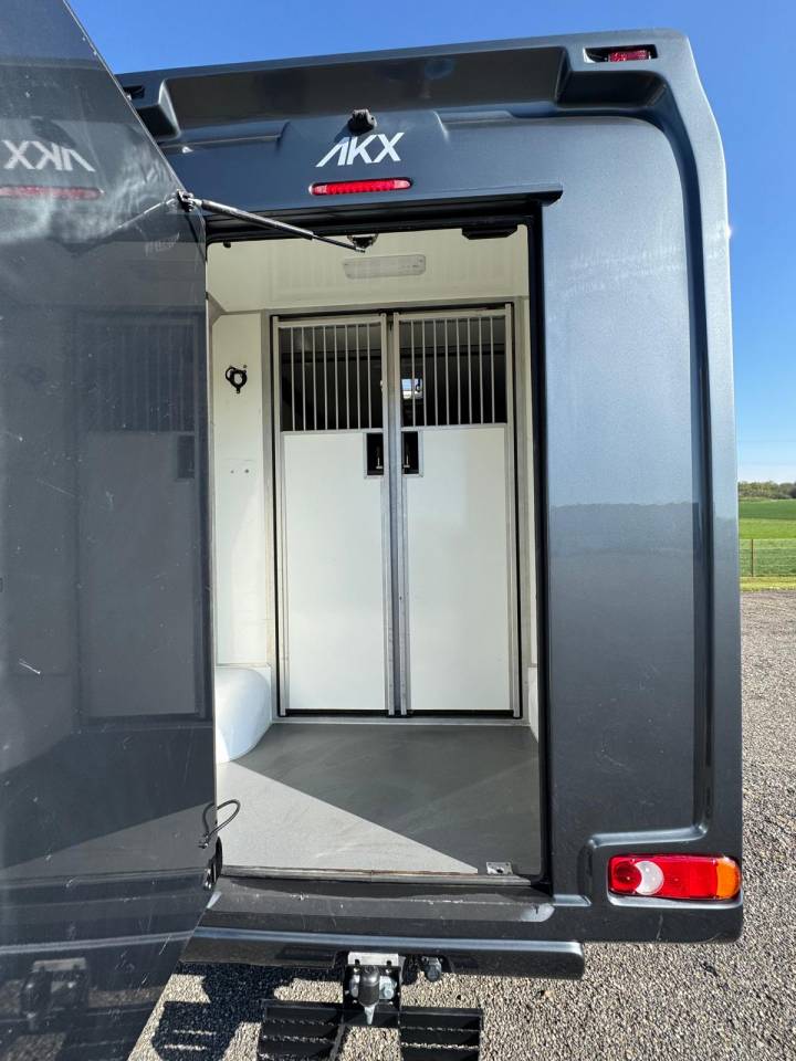 Furgoneta para caballos AKX Renault 2021 De segunda mano