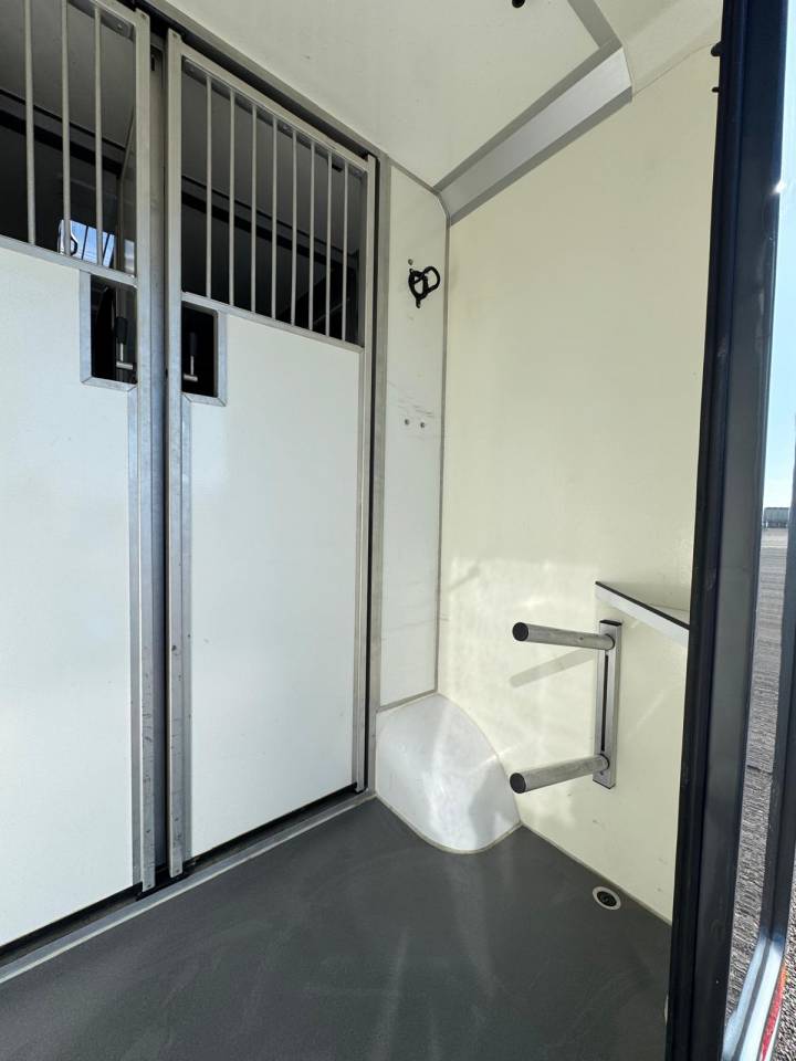 Furgoneta para caballos AKX Renault 2021 De segunda mano