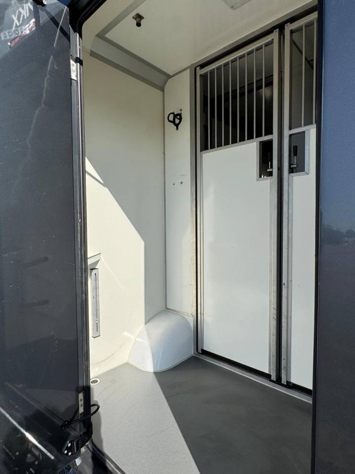 Furgoneta para caballos AKX Renault 2021 De segunda mano