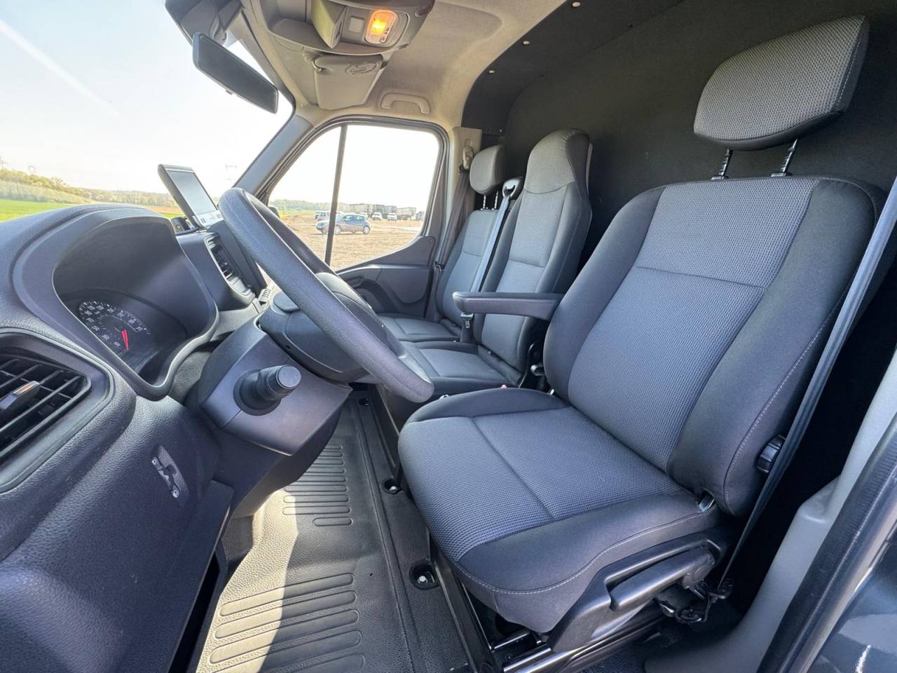 Furgoneta para caballos AKX Renault 2021 De segunda mano