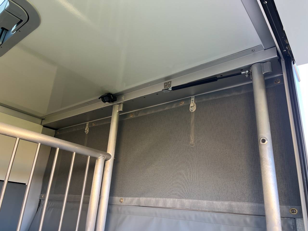 Furgoneta para caballos Otra marca NISSAN 0 Nuevo