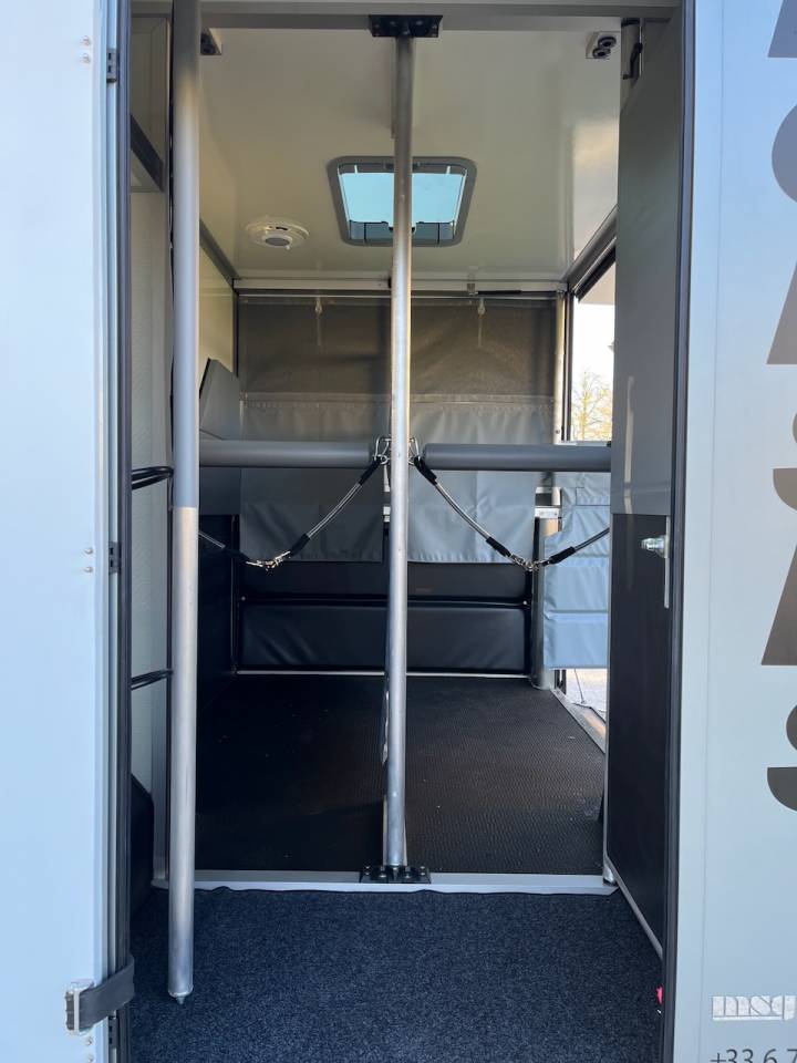 Furgoneta para caballos Otra marca NISSAN 0 Nuevo