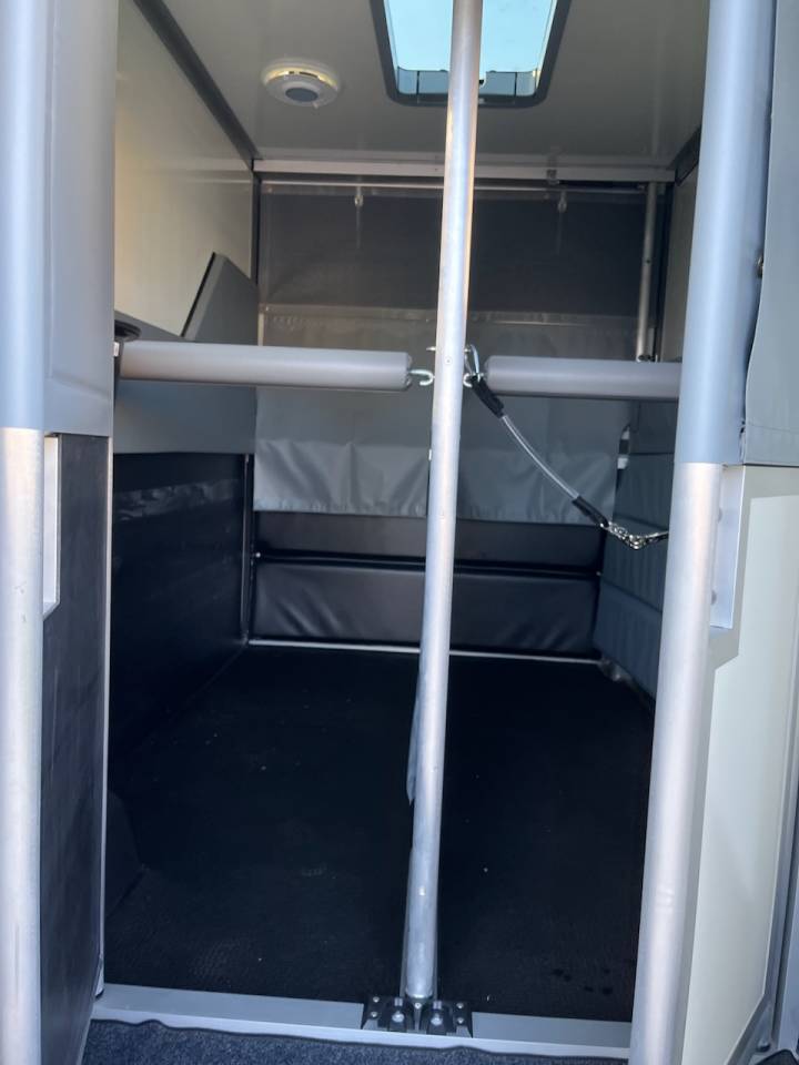 Furgoneta para caballos Otra marca NISSAN 0 Nuevo