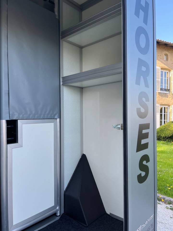 Furgoneta para caballos Otra marca NISSAN 0 Nuevo