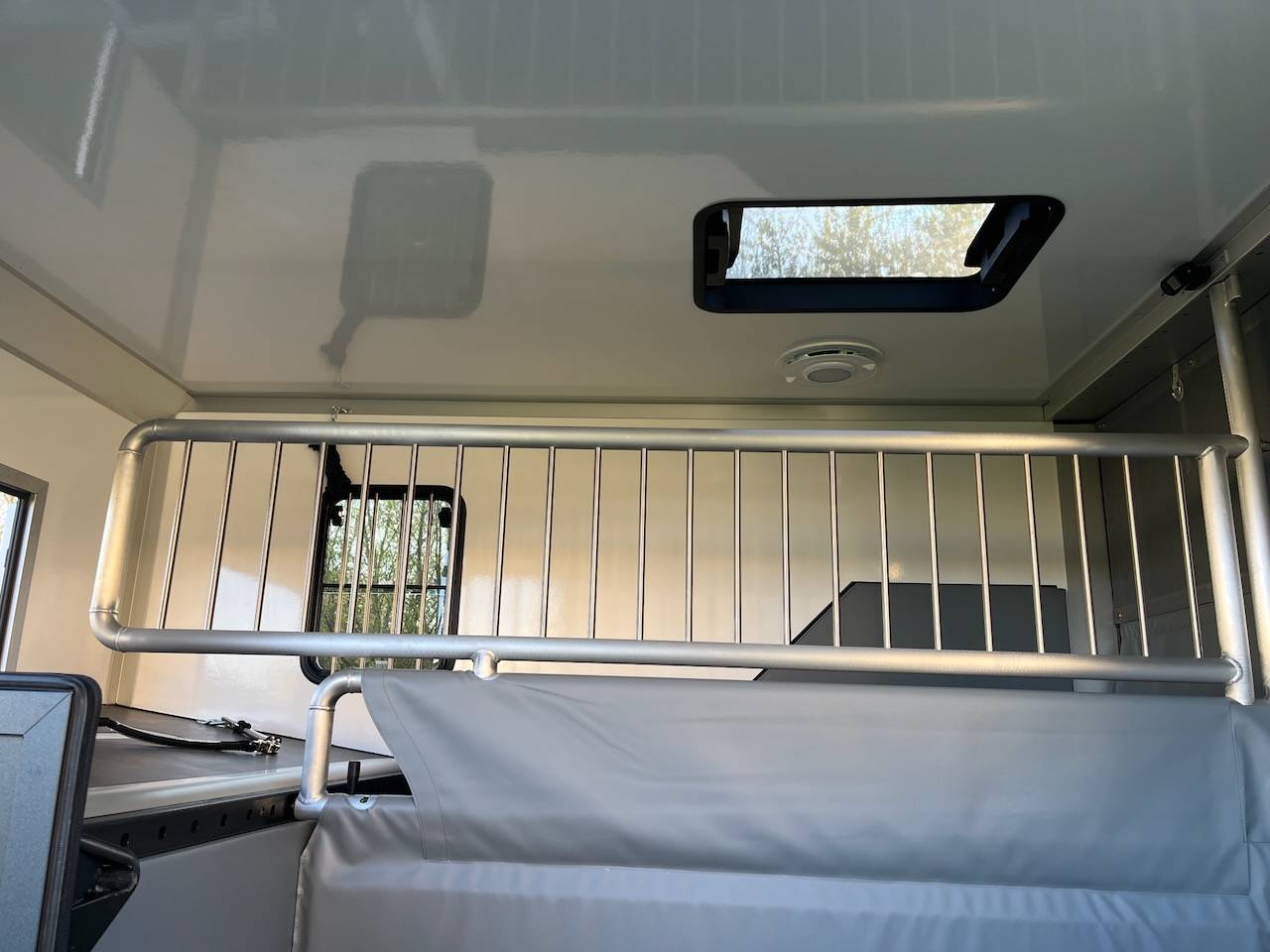 Furgoneta para caballos Otra marca NISSAN 0 Nuevo