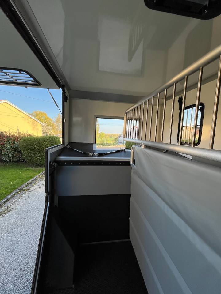 Furgoneta para caballos Otra marca NISSAN 0 Nuevo