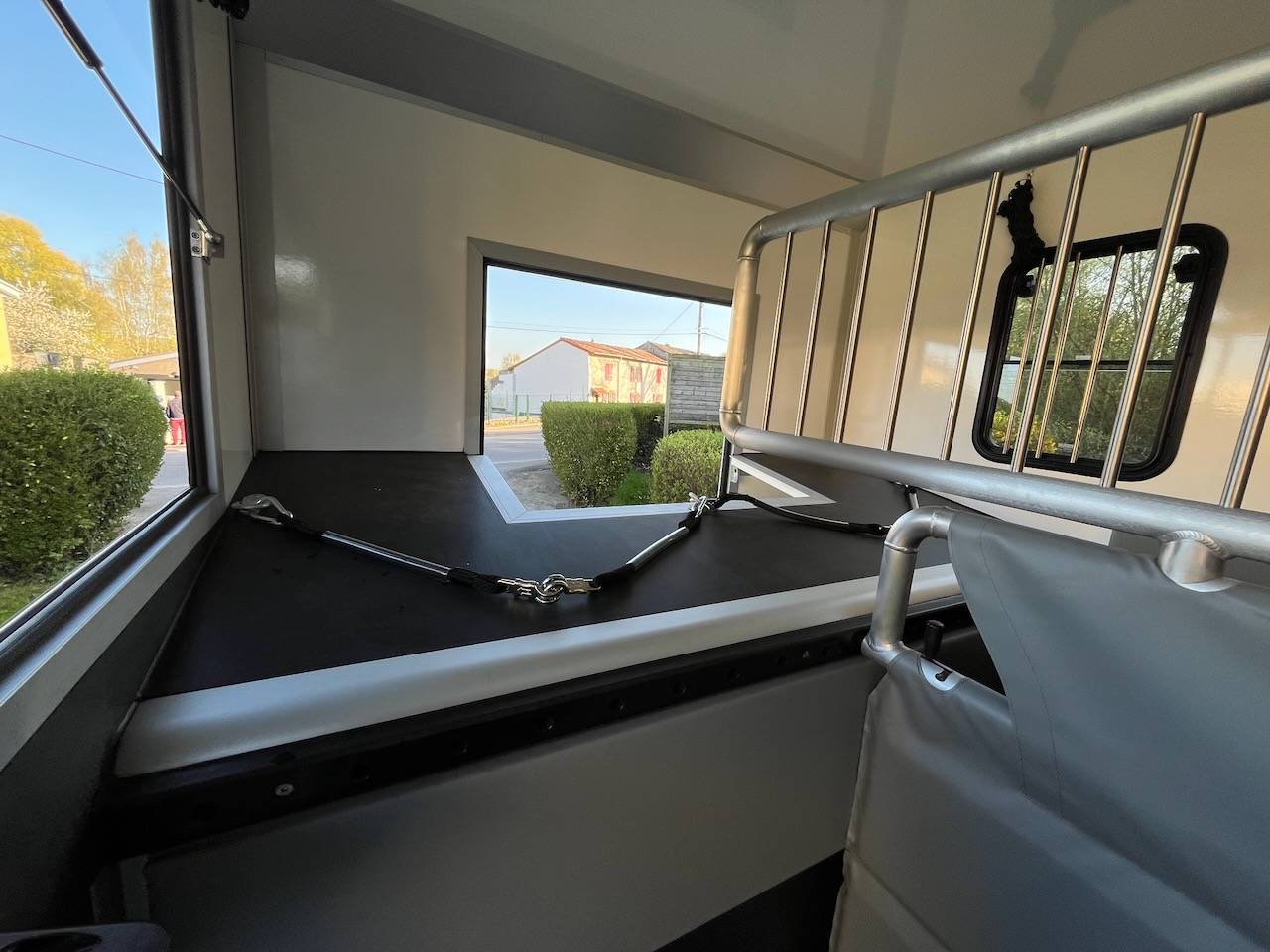 Furgoneta para caballos Otra marca NISSAN 0 Nuevo