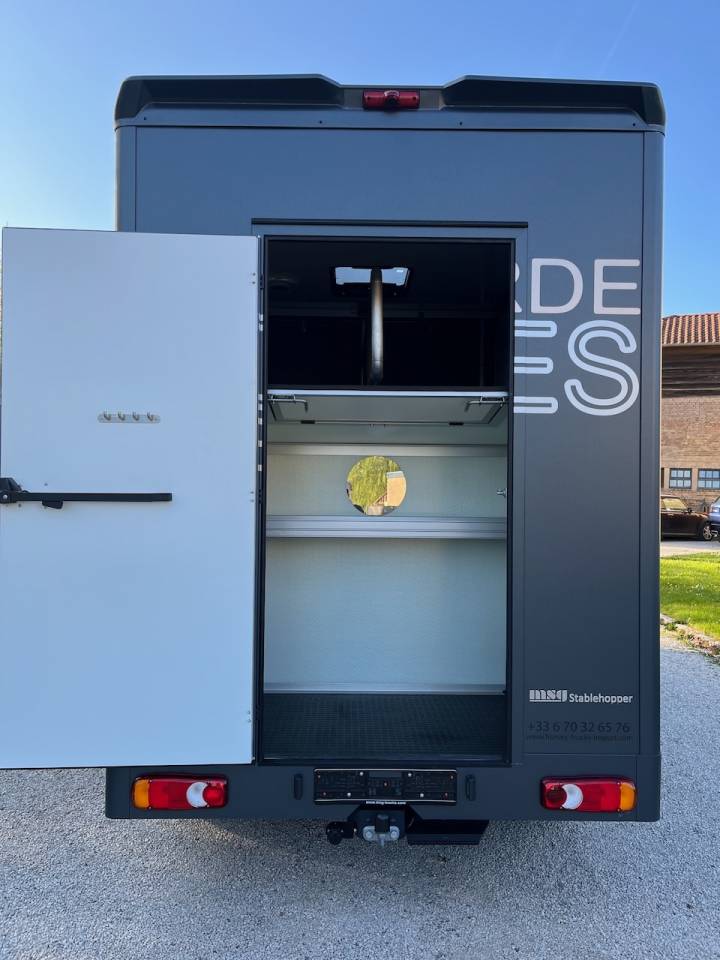 Furgoneta para caballos Otra marca NISSAN 0 Nuevo