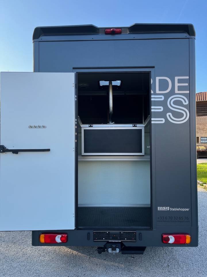 Furgoneta para caballos Otra marca NISSAN 0 Nuevo