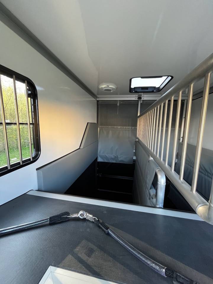 Furgoneta para caballos Otra marca NISSAN 0 Nuevo