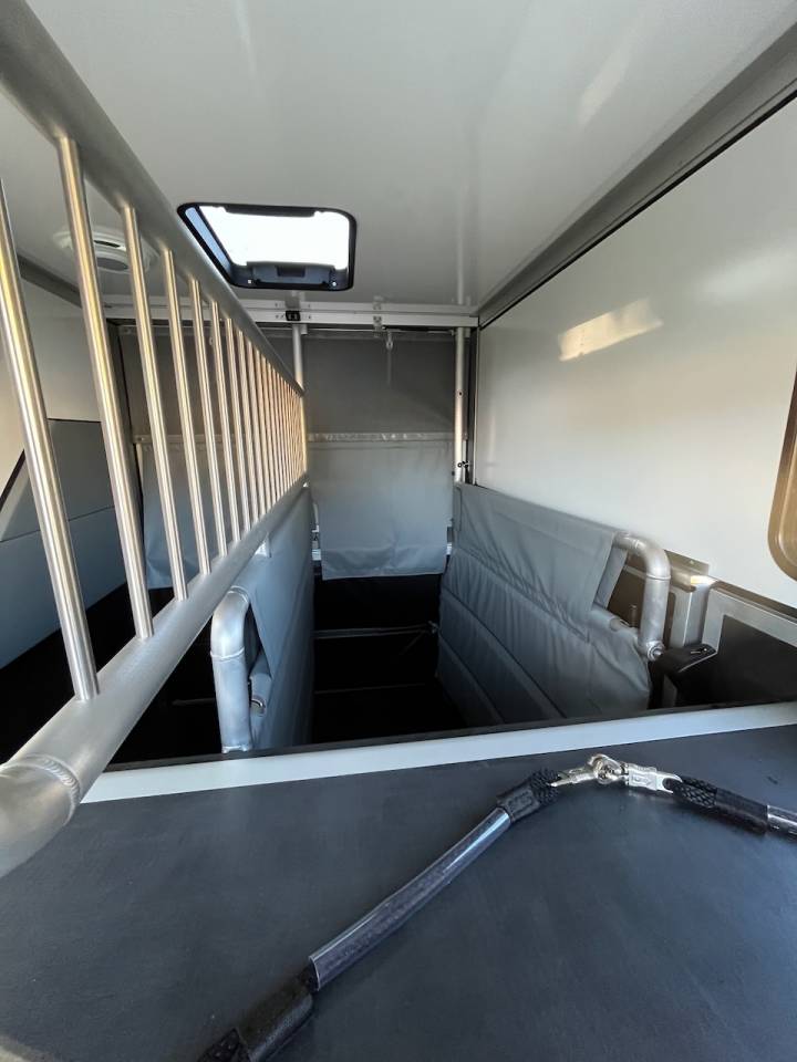 Furgoneta para caballos Otra marca NISSAN 0 Nuevo