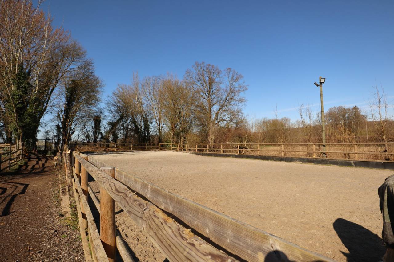 Cuadra de propietarios En venta Yonne