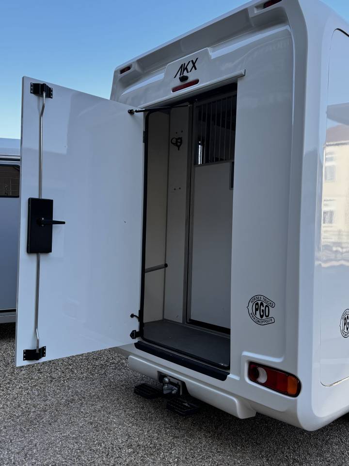 Furgoneta para caballos AKX AKX 5 places  2023 De segunda mano