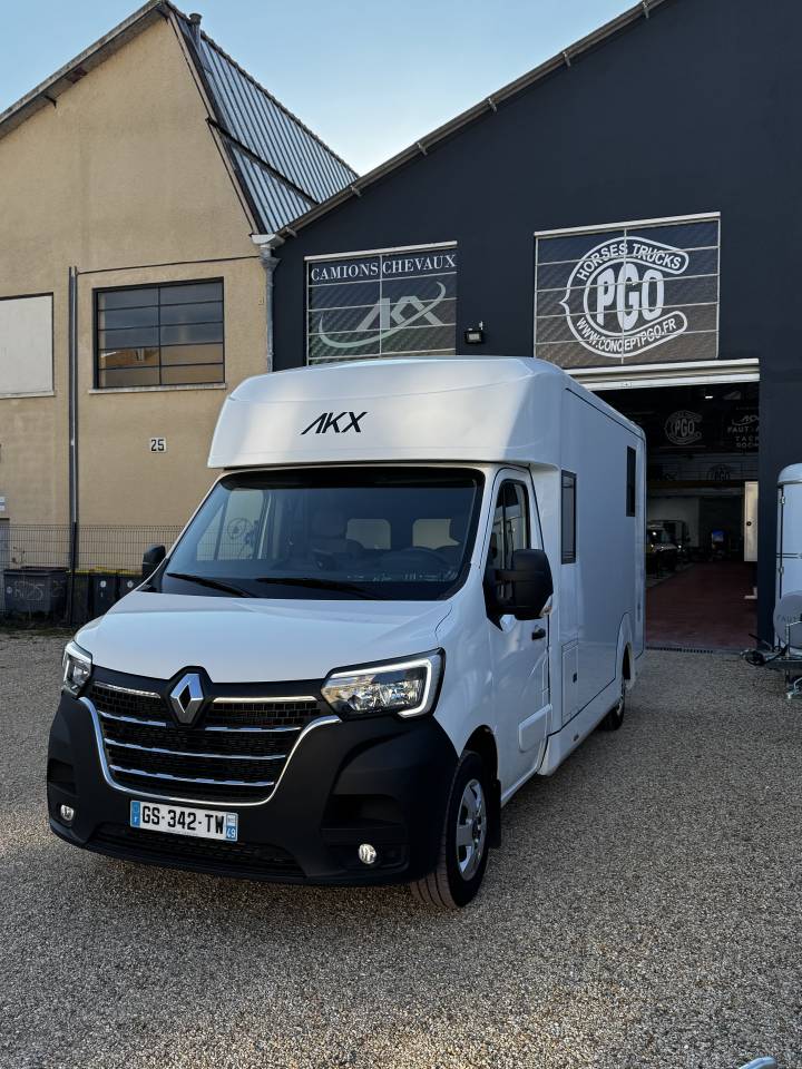 Furgoneta para caballos AKX AKX 5 places  2023 De segunda mano