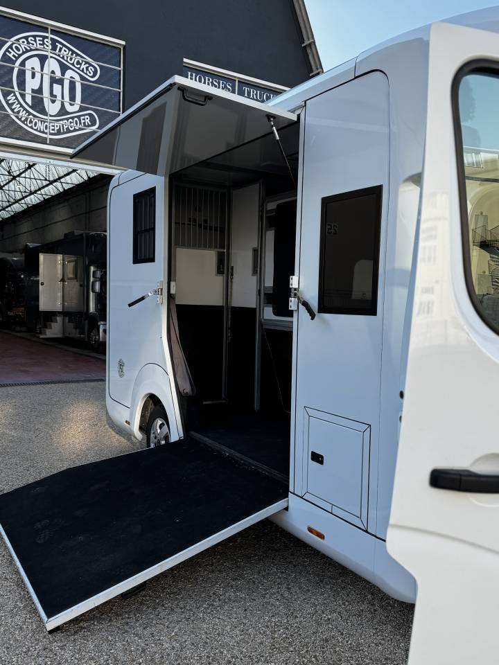 Furgoneta para caballos AKX AKX 5 places  2023 De segunda mano