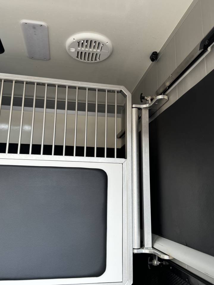 Furgoneta para caballos AKX AKX 5 places  2023 De segunda mano