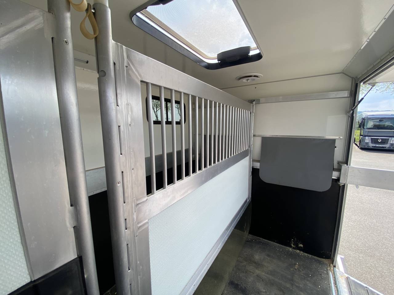 Furgoneta para caballos Anka  2022 De segunda mano